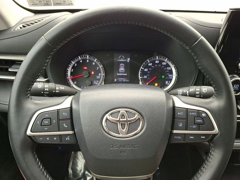 Used 2022 Toyota Highlander LE AWD/4WD image 16