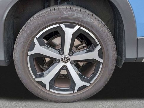 Certified 2025 Volkswagen Tiguan SE FWD image 11