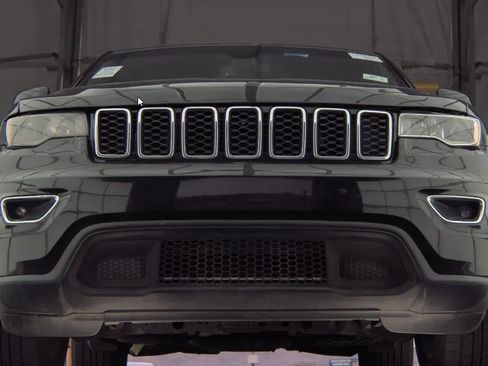 Used 2018 Jeep Grand Cherokee Laredo image 3