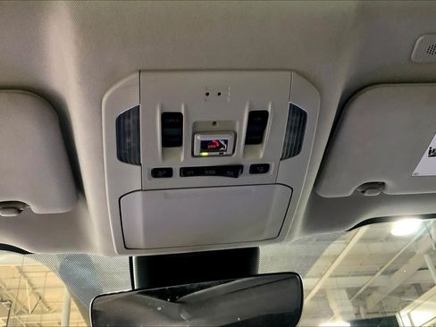 Used 2023 Toyota Highlander XLE AWD/4WD image 34