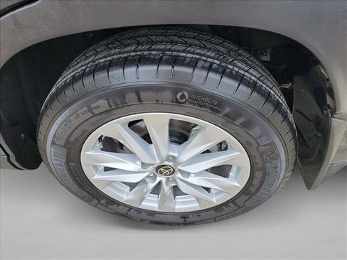 Used 2025 Toyota Corolla Cross LE image 12