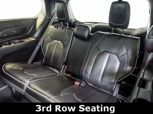 Used 2025 Chrysler Pacifica Limited image 17