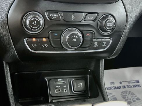 Used 2014 Jeep Cherokee Latitude w/ Cold Weather Group FWD image 15