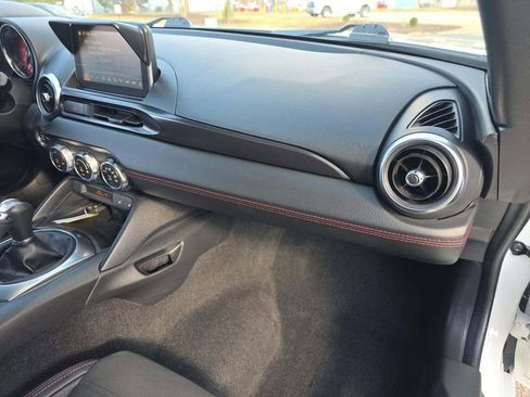 Used 2018 FIAT 124 Spider Abarth w/ Convenience Group image 8