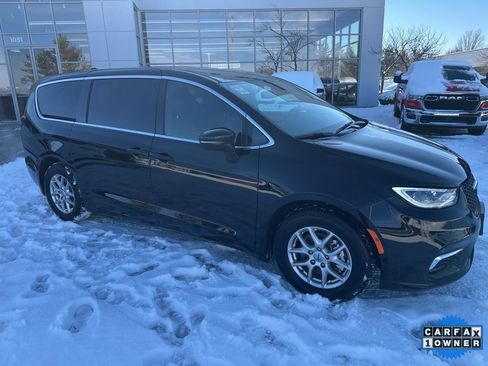 Used 2025 Chrysler Pacifica Select image 41