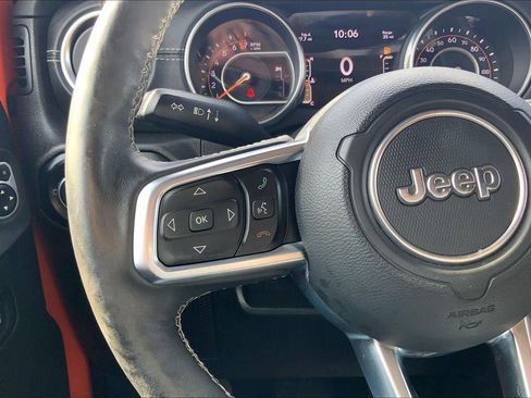 Used 2018 Jeep Wrangler Unlimited Sahara AWD/4WD image 17