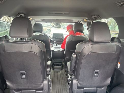 Used 2022 Toyota Sienna XSE w/ XSE Plus Package image 5