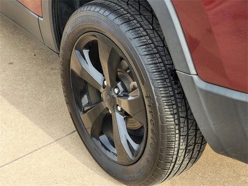 Used 2019 Jeep Cherokee Latitude Plus image 7