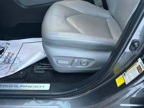 Used 2023 Toyota Highlander Limited image 21