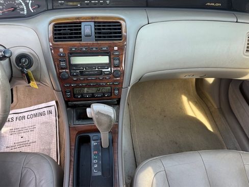 Used 2000 Toyota Avalon XLS image 11