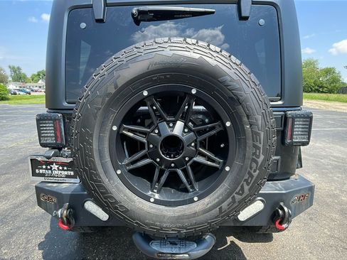 Used 2016 Jeep Wrangler Unlimited Sahara w/ Connectivity Group image 21