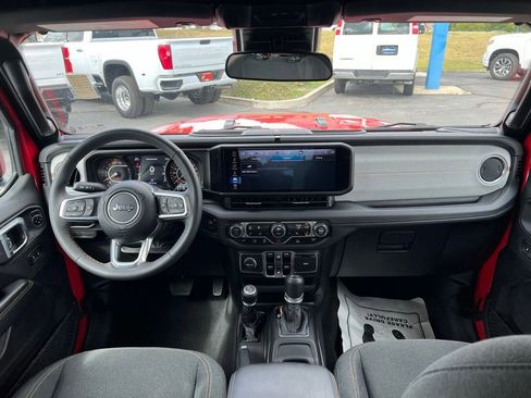 Used 2025 Jeep Wrangler Unlimited Sahara AWD/4WD image 21