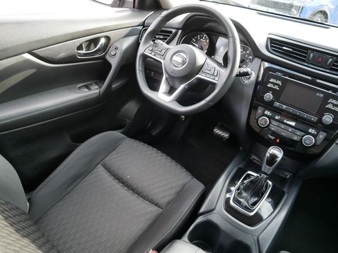 Certified 2017 Nissan Rogue SV AWD/4WD image 9