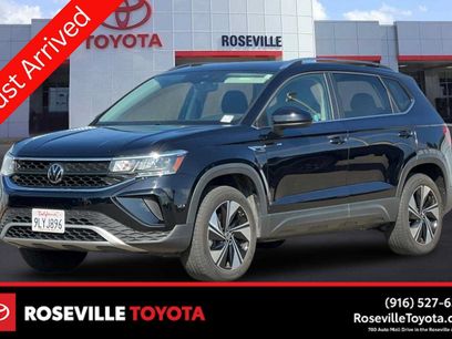Used 2024 Volkswagen Taos SE w/ Panoramic Sunroof Package