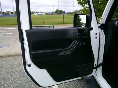 Used 2018 Jeep Wrangler Unlimited Sahara AWD/4WD image 45