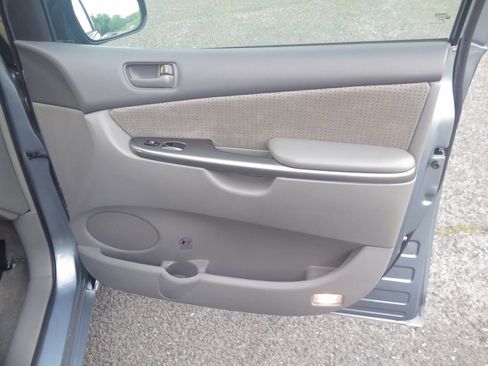 Used 2010 Toyota Sienna LE FWD image 29