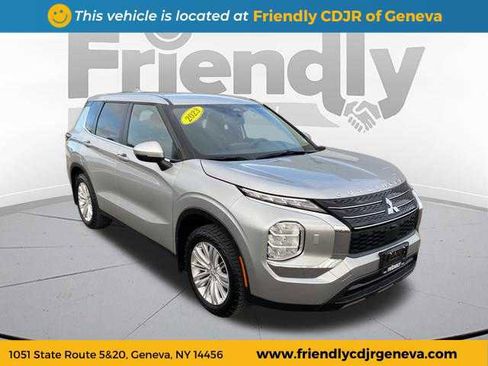 Used 2023 Mitsubishi Outlander ES image 3