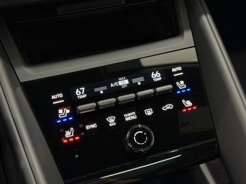 Certified 2025 Porsche Macan 4S Electric AWD/4WD image 38