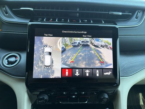 Used 2024 Jeep Grand Cherokee Limited w/ Luxury Tech Group II image 25