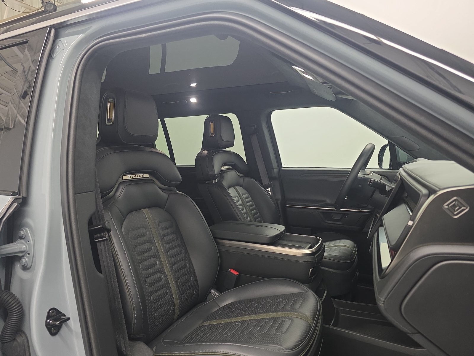 Used 2025 Rivian R1S Adventure Dual AWD/4WD image 24