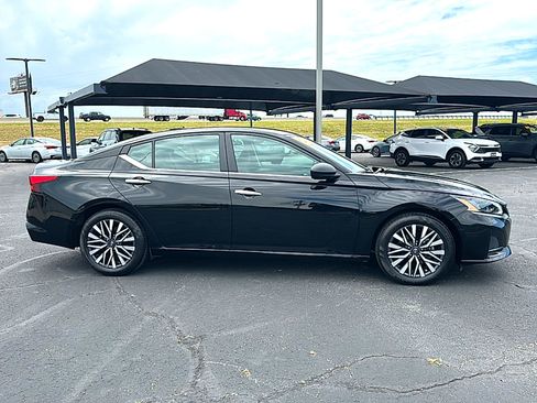 Used 2025 Nissan Altima 2.5 SV FWD image 9