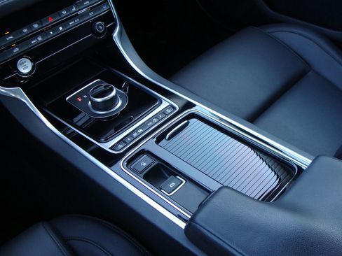 Used 2017 Jaguar XF Premium image 16