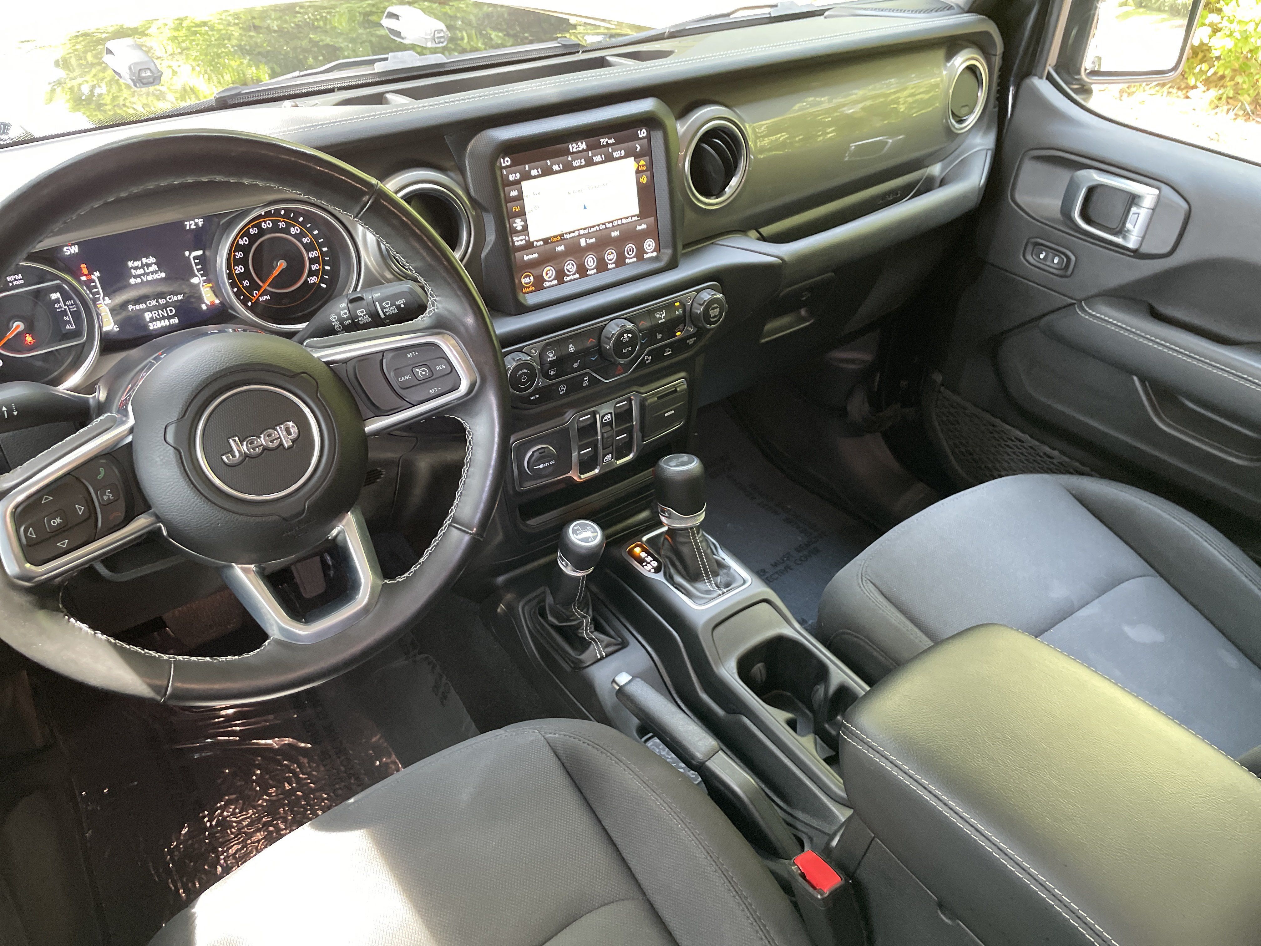 Used 2022 Jeep Wrangler Unlimited Sahara w/ LED Lighting Group AWD/4WD image 28