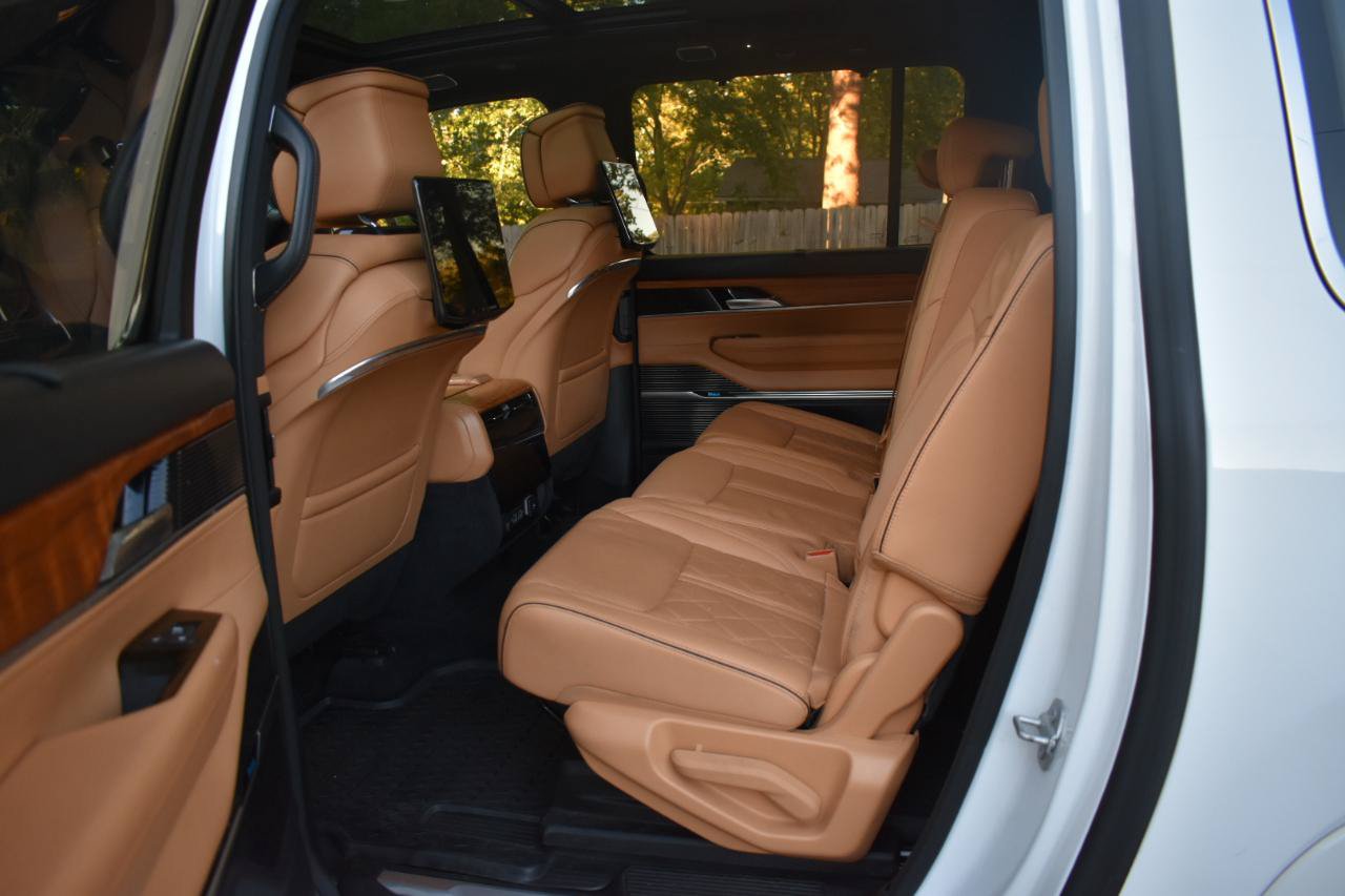 Used 2023 Jeep Grand Wagoneer L Series III w/ Rear Seat Video Group 1 AWD/4WD image 19