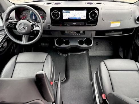 Used 2025 Mercedes-Benz Sprinter 2500 image 33