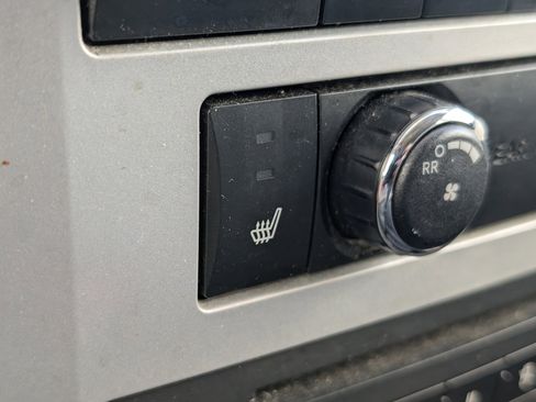 Used 2010 Chrysler Town & Country Touring FWD image 12