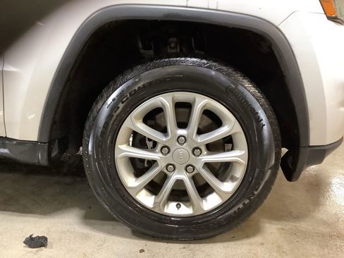 Certified 2022 Jeep Grand Cherokee Laredo E w/ Security & Convenience Group image 13