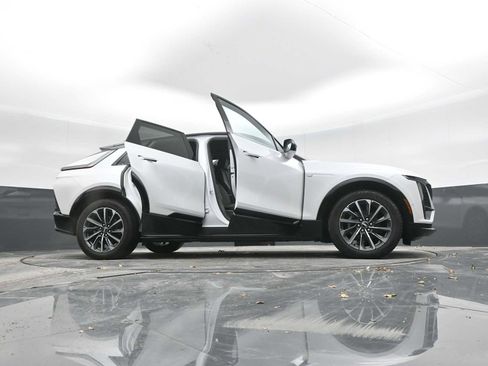Used 2025 Cadillac Lyriq Sport AWD/4WD image 38