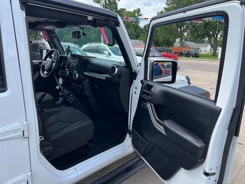 Used 2018 Jeep Wrangler Unlimited Rubicon w/ Max Tow Package AWD/4WD image 18