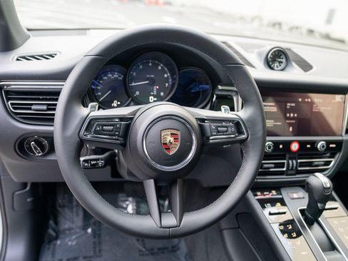 Certified 2025 Porsche Macan image 14