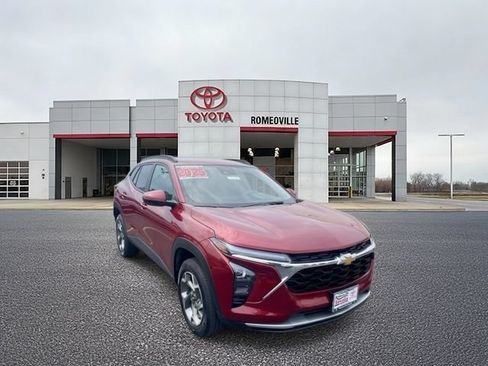 Used 2025 Chevrolet Trax LT FWD image 1