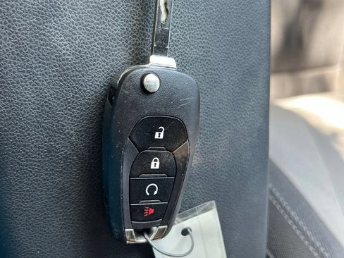 Used 2025 Chevrolet Trax RS w/ Sunroof Package FWD image 27