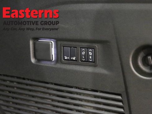 Used 2025 GMC Yukon XL Denali w/ Denali Reserve Package image 28