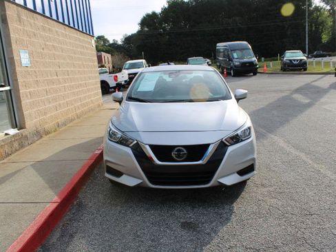 Used 2023 Nissan Versa SV image 2