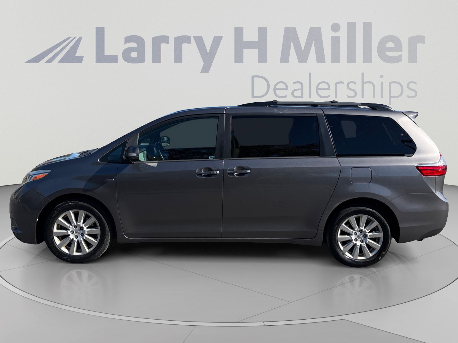 Used 2017 Toyota Sienna Limited AWD/4WD image 2