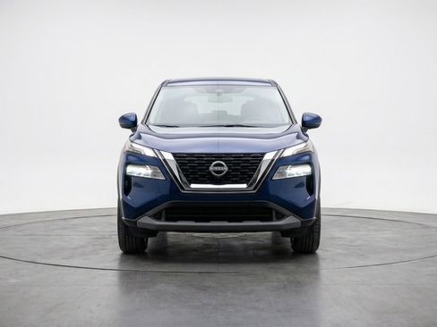 Used 2025 Nissan Rogue SV image 2