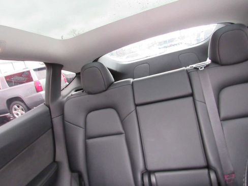 Used 2022 Tesla Model Y Long Range image 14