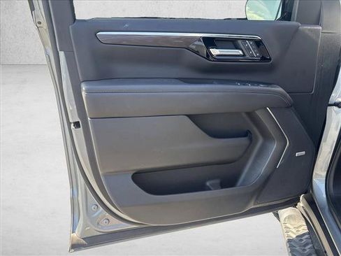 Used 2025 Chevrolet Tahoe Z71 w/ Comfort Package AWD/4WD image 11