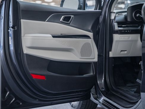 Used 2024 Kia Carnival LX image 37