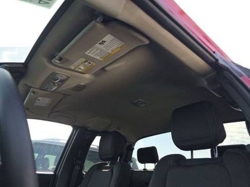 Used 2025 Nissan Frontier SV image 14