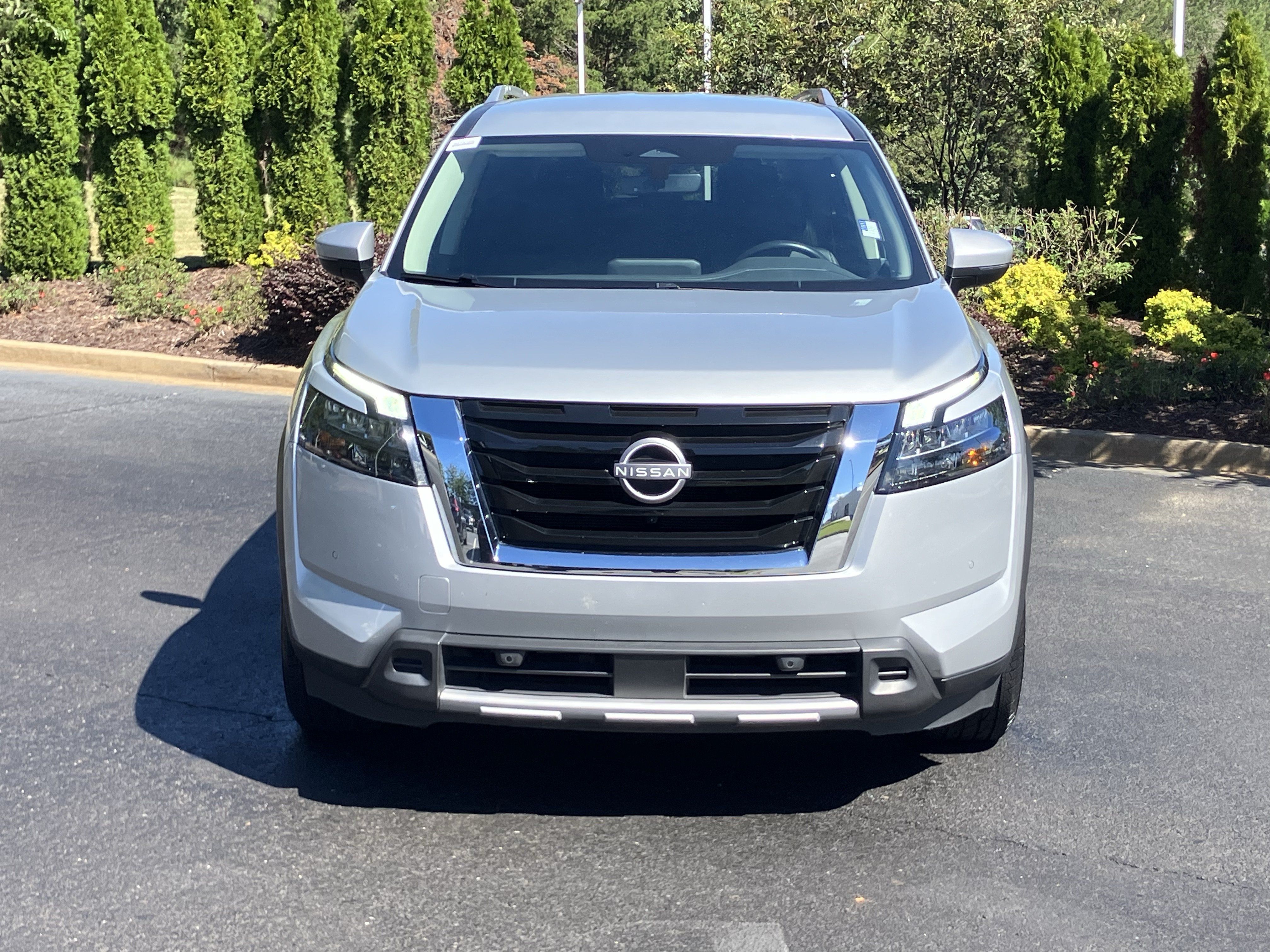 Used 2025 Nissan Pathfinder SL FWD image 3