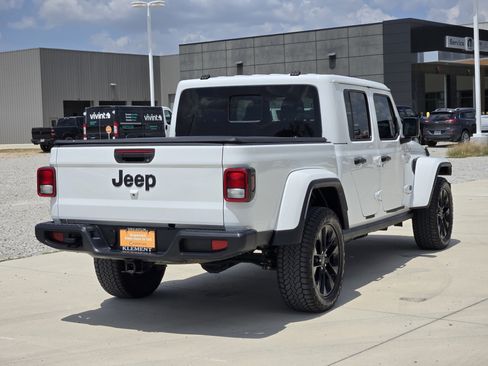 Used 2025 Jeep Gladiator Sport AWD/4WD image 8