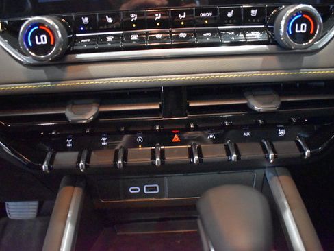 Used 2026 Chevrolet Colorado ZR2 w/ Technology Package AWD/4WD image 15