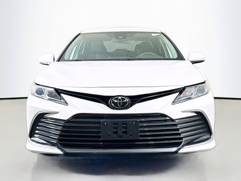 Used 2022 Toyota Camry LE image 2