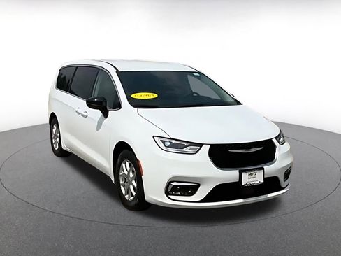 Used 2024 Chrysler Pacifica Touring-L image 3