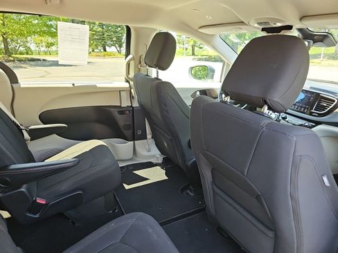 Used 2019 Chrysler Pacifica Touring Plus w/ Advanced Safetytec Group FWD image 15